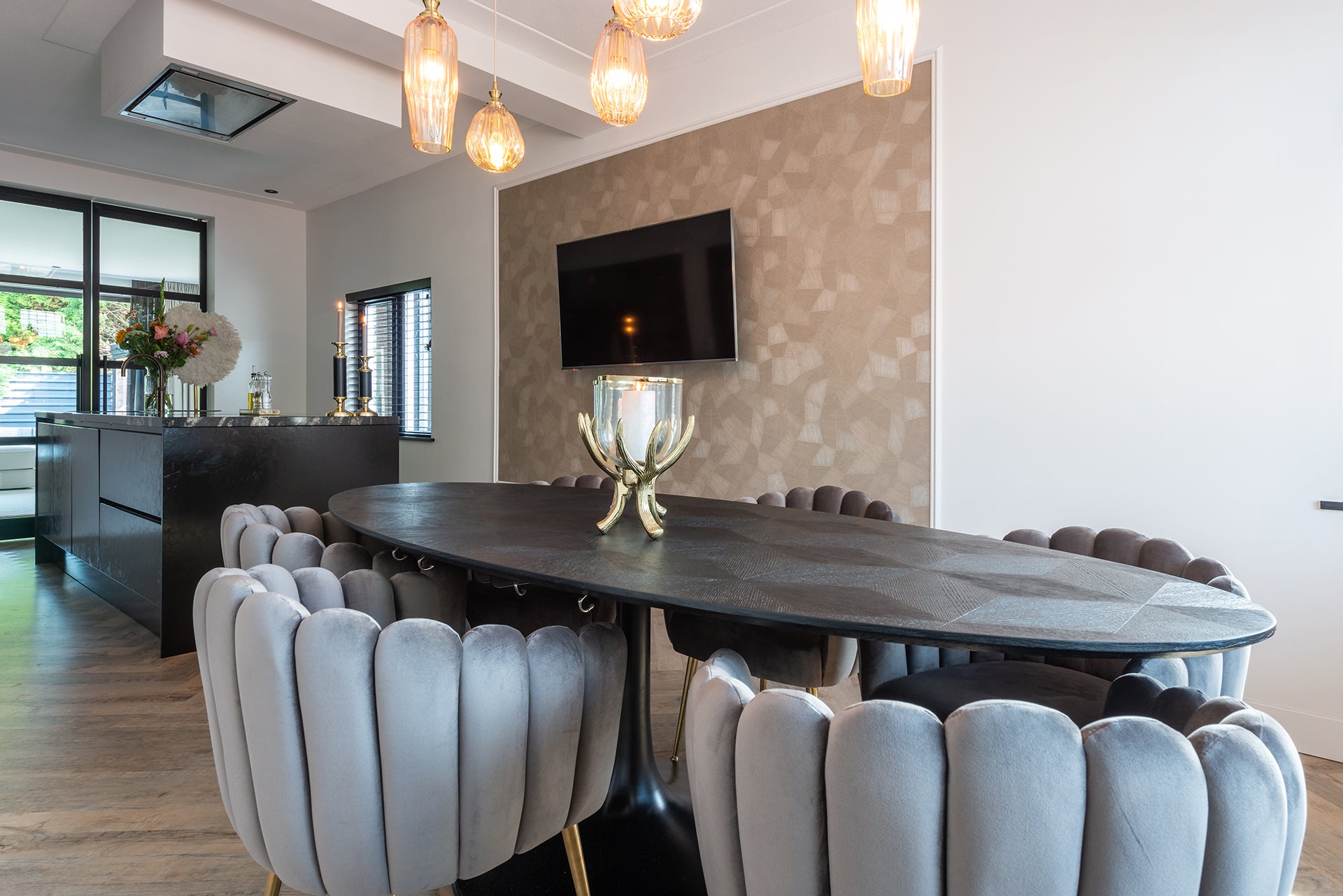 Entdecken Sie den eleganten Blax Oval Dining Table 230