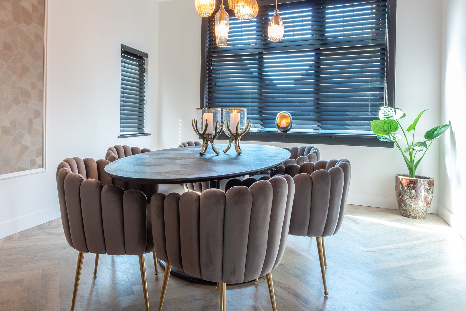 Entdecken Sie den eleganten Blax Oval Dining Table 230