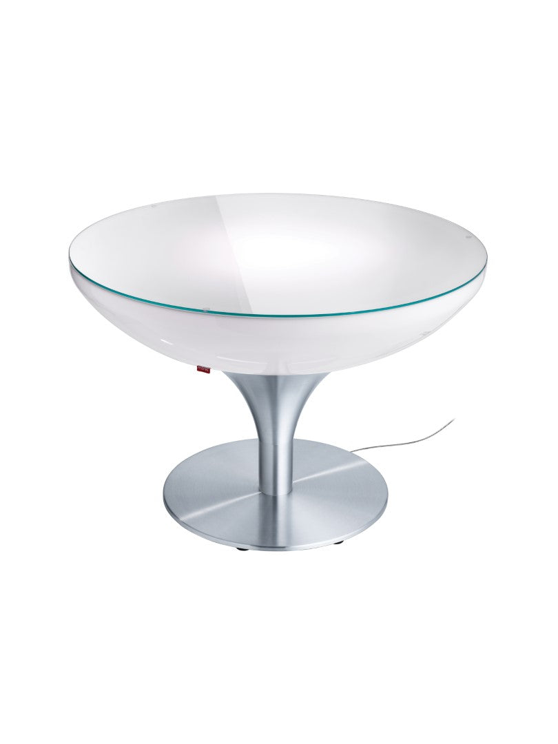 Lounge 55 Indoor von Moree; beleuchteter Tisch im Design einer niedrigen Sektschale, Tischkörper weiß transluzent mit Glasplatte aus Sicherheitsglas und einem Gestell aus Aluminium mit runder Bodenplatte.