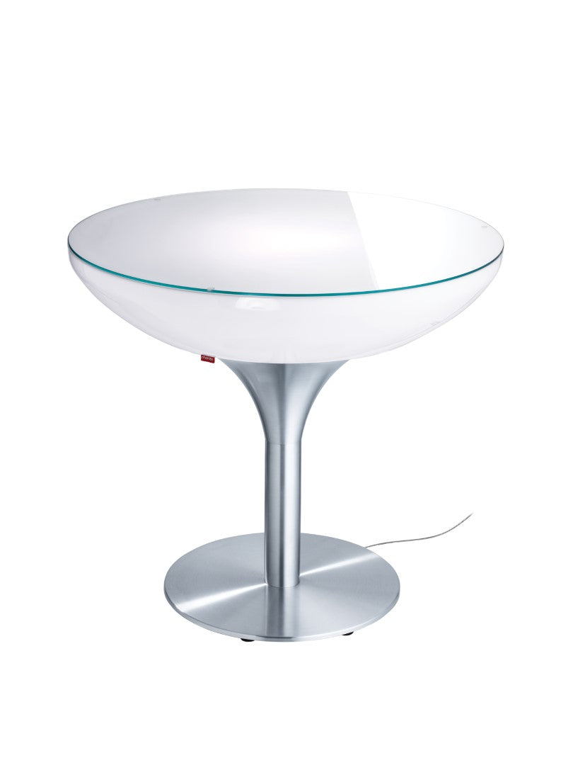 Lounge 75 Indoor LED von Moree; beleuchteter Tisch im Design einer Sektschale, Tischkörper weiß transluzent mit Glasplatte aus Sicherheitsglas und einem Gestell aus Aluminium mit runder Bodenplatte.