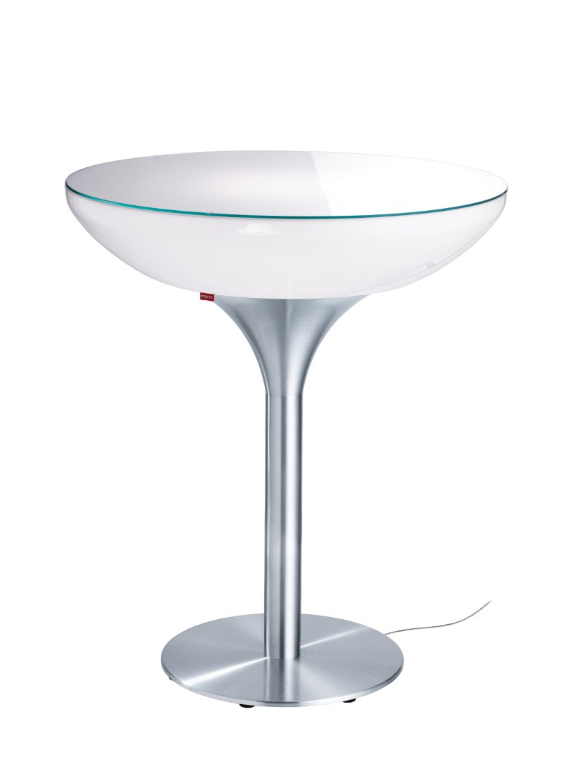Lounge 105 Indoor von Moree; beleuchteter Tisch im Design einer Sektschale, Tischkörper weiß transluzent mit Glasplatte aus Sicherheitsglas  und einem Gestell aus Aluminium mit runder Bodenplatte.