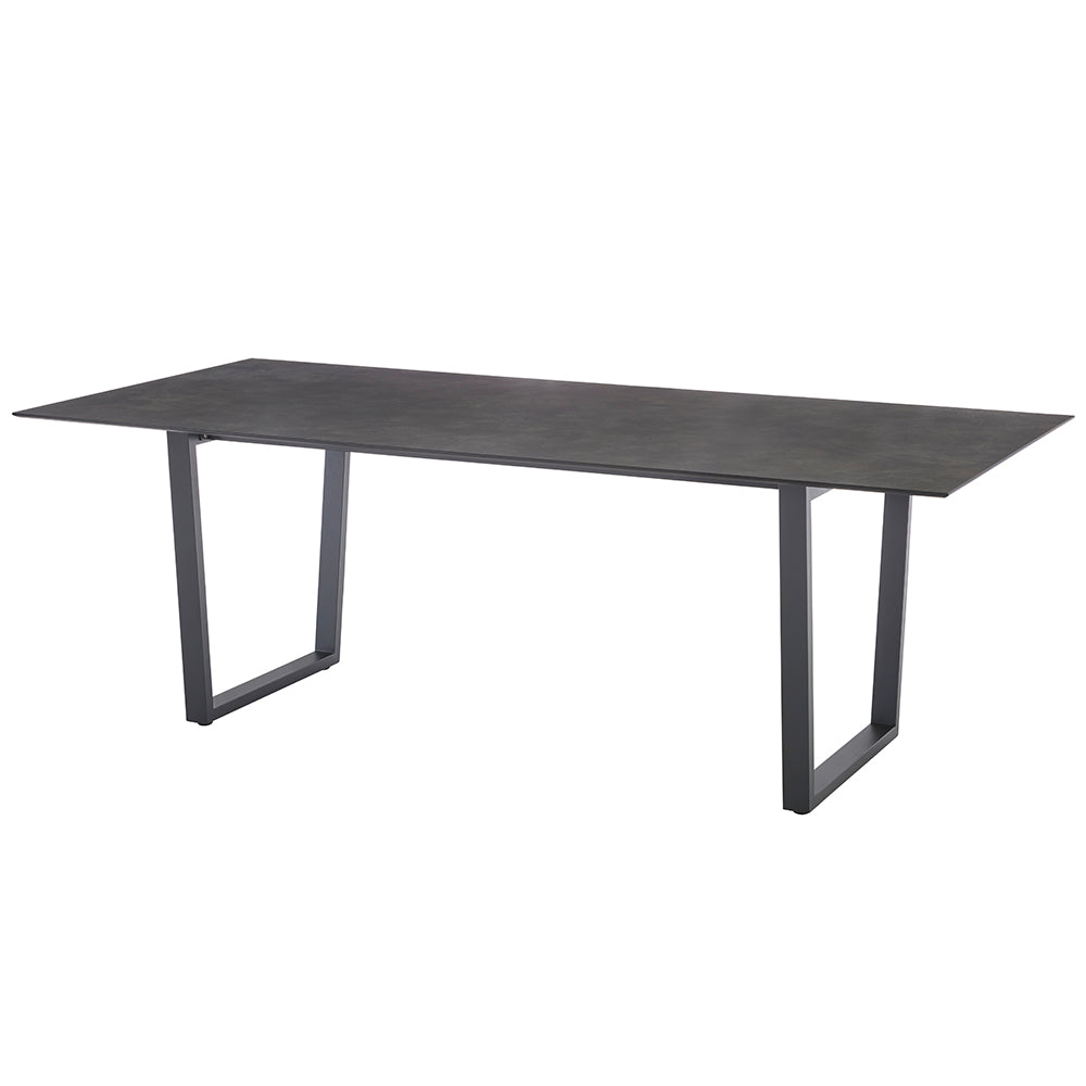 Rechteckiger Gartentisch mit einem hochwertigen Tischgestell aus Edelstahl Dunkelgrau, pulverbeschichtet und einer Tischplatte aus HPL 13 mm in Granit Dunkel mit umlaufender Unterfase an der Tischkante.