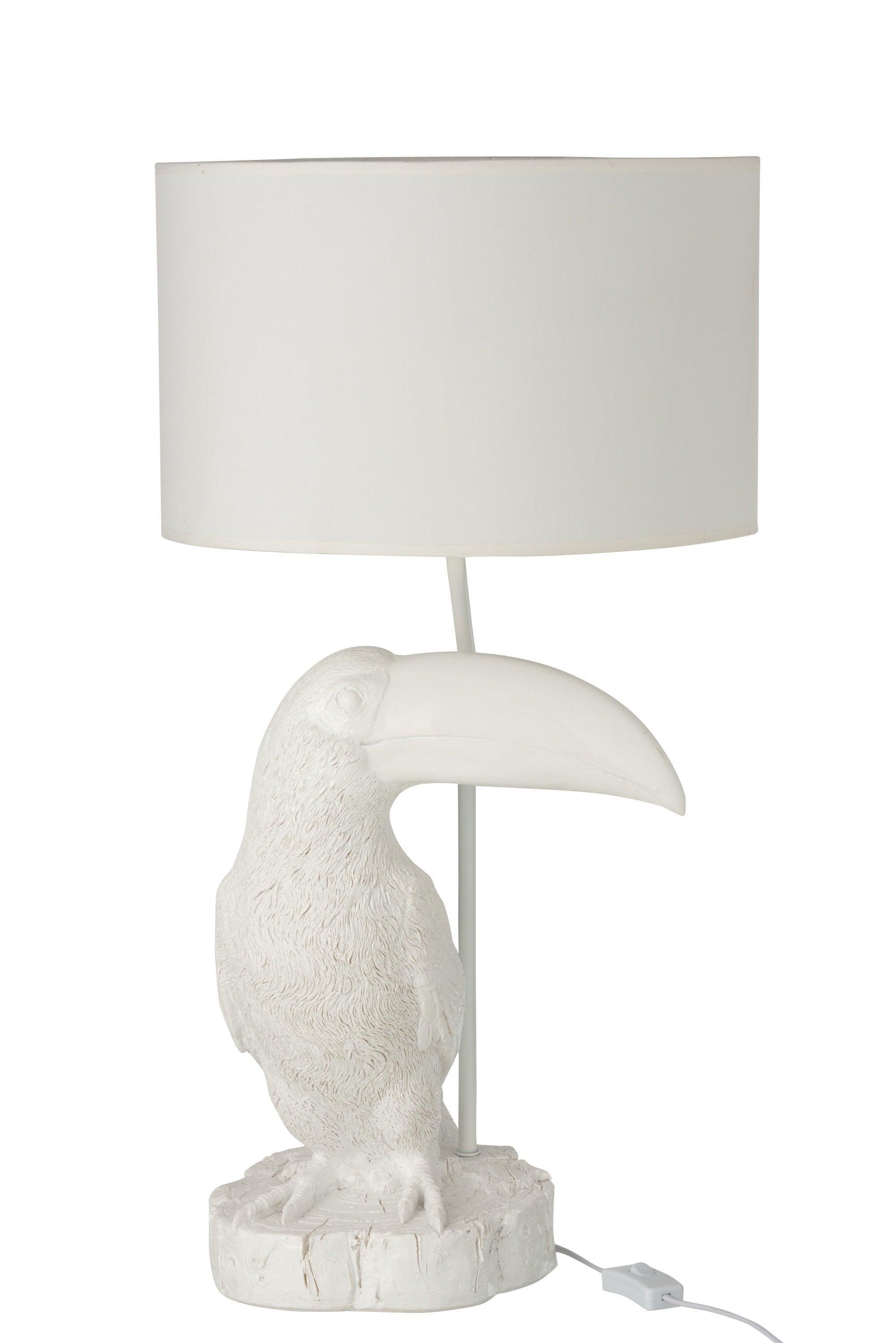 Imposante Tischlampe; ein weißer Tukan sitzt auf einer weißen Holzscheibe als Sockel, an der Rückseite des Sockels stellt ein dünnes weißes Metallrohr die Verbindung zum weißen, runden Lampenschirm dar, der über den Tukan ragt.