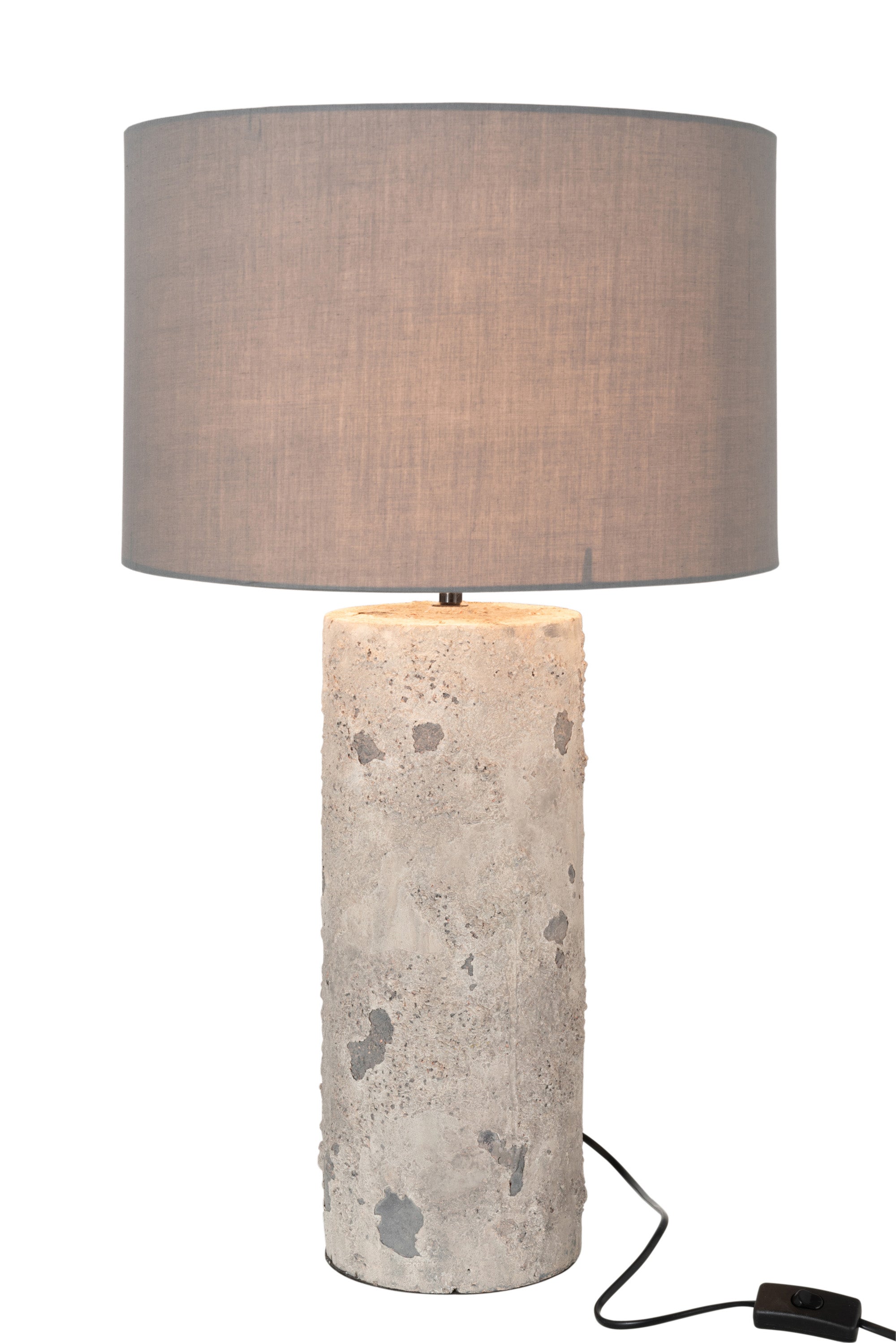 Tischlampe, deren Sockel aus einem hohen Zylinder aus groben Beton besteht, darüber ein breiter, runder Lampenschirm in grau.