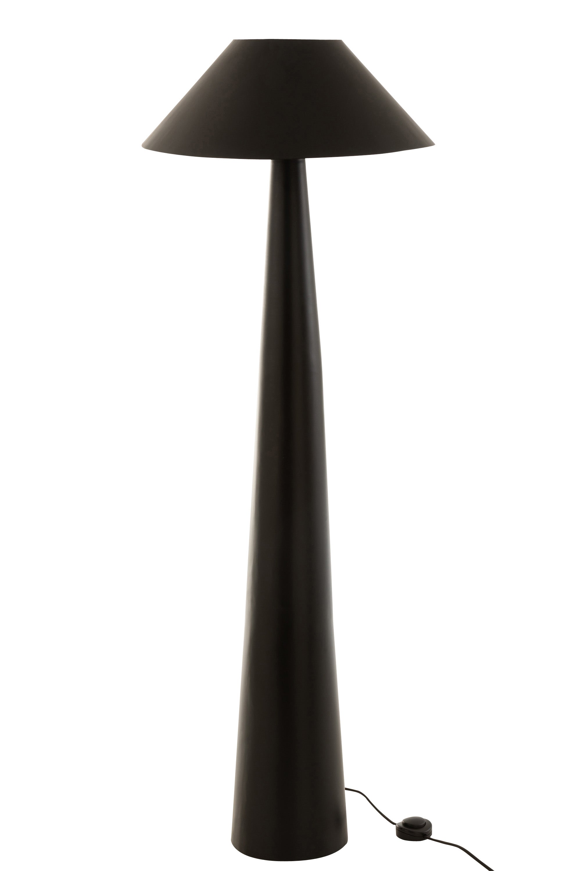 Stehlampe aus schwarzem Metall; auf einem konischen, oben spitz zulaufenden Lampensockel findet sich ein ausgestellter, runder Lampenschirm.