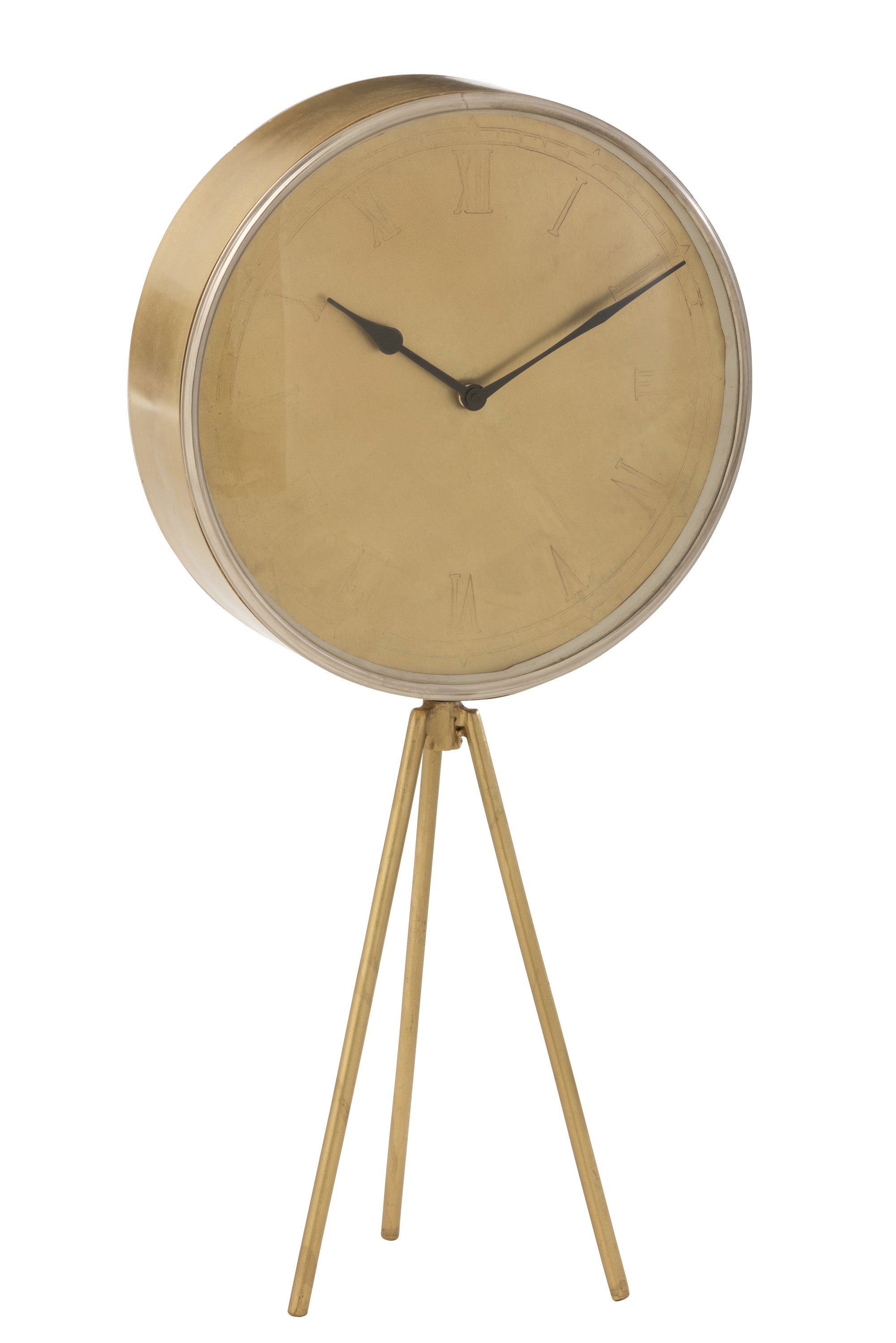 Große, runde Uhr aus goldfarbenem Metall mit breitem Gehäuse, Ziffernblatt mit angedeutet römischen Ziffern, Zeiger schwarz; die Uhr steht auf drei, im Verhältnis zum Uhrkorpus, kleinen Beinen - einem Stativ ähnlich.