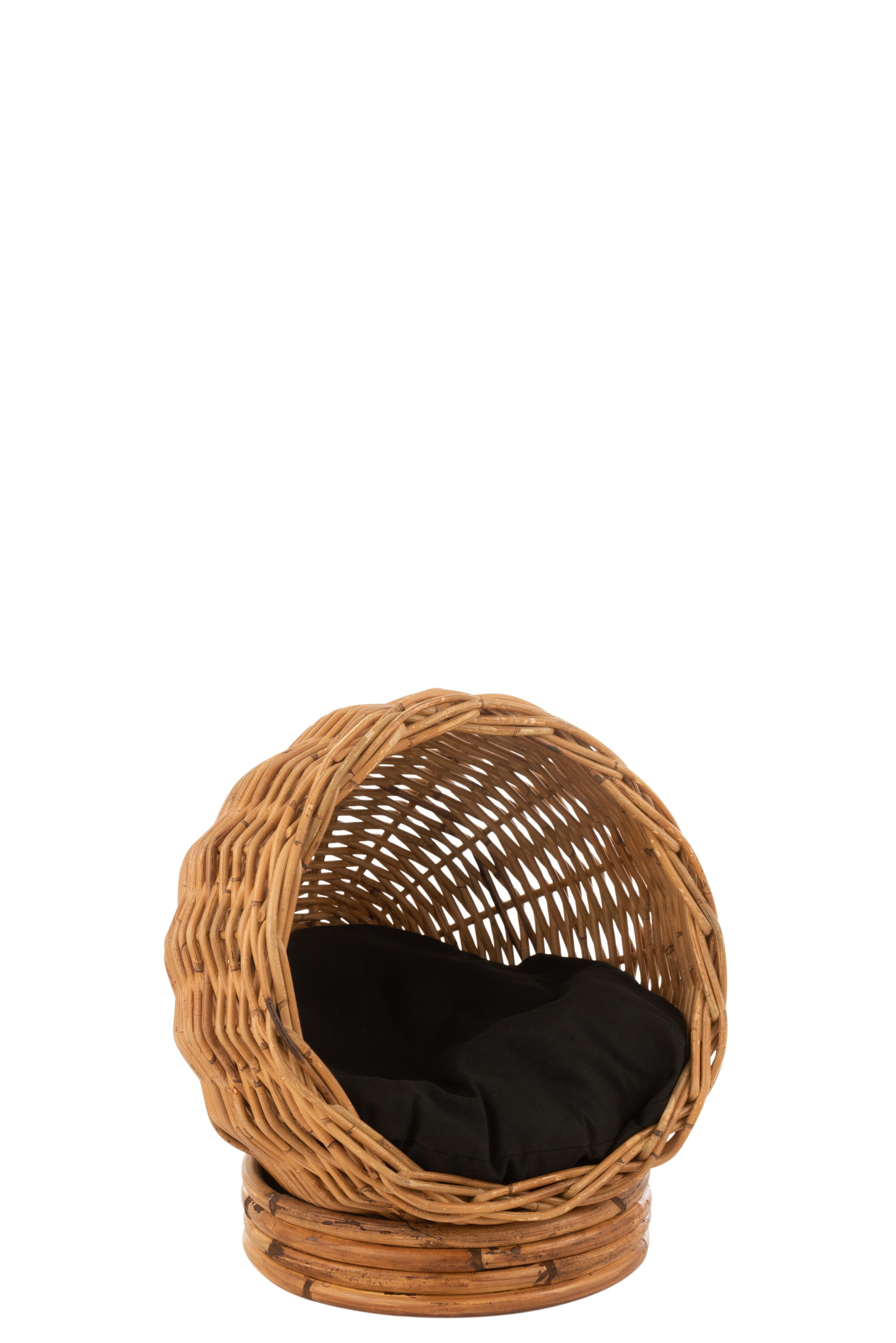 Katzenkorb aus Rattangeflecht; eine halboffene Kugel mit schwarzem Kissen innen, liegt auf einem runden Sockel aus Rattansträngen.