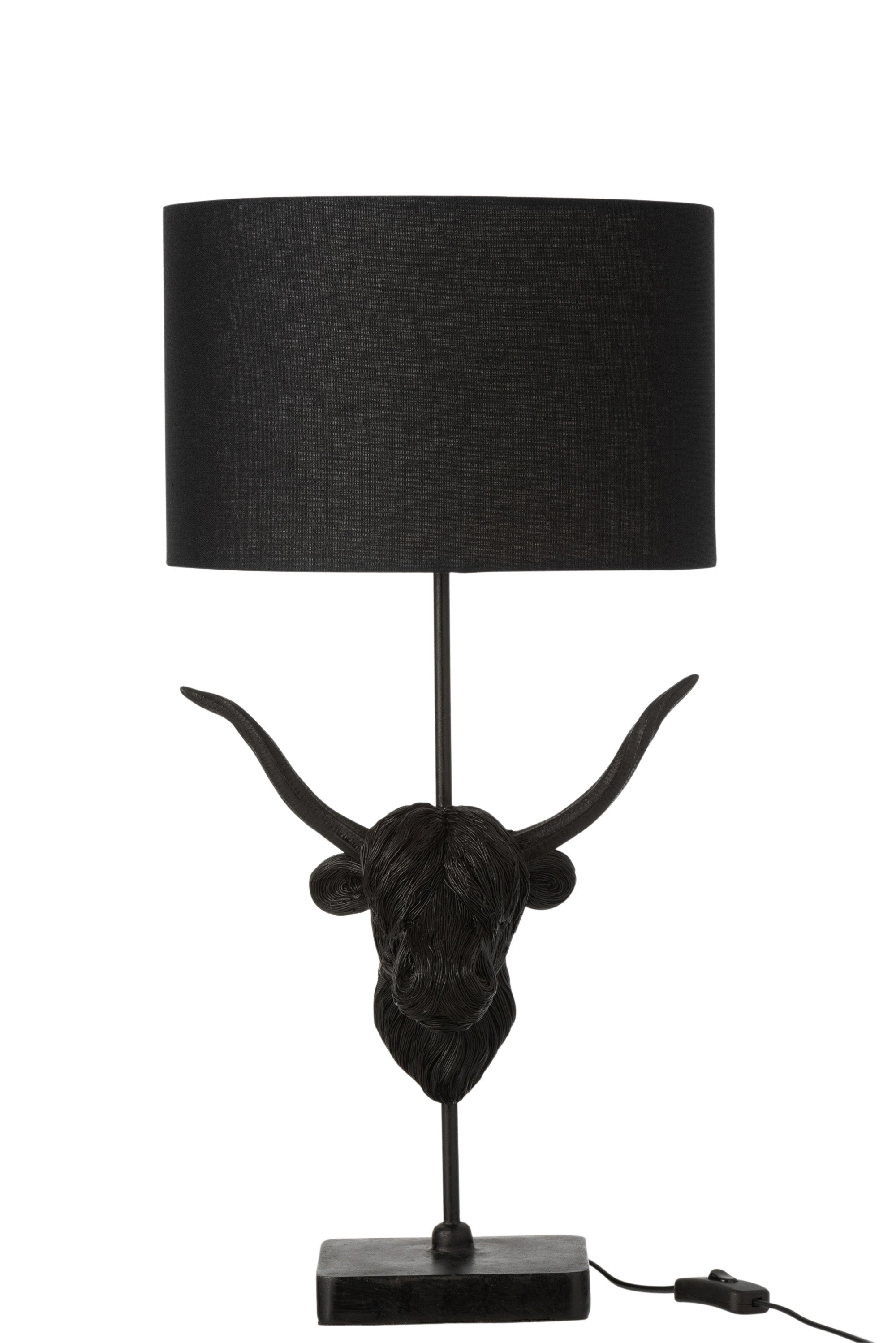 Schwarze Tischlampe; das Lampengestell besteht aus einem, auf einem kleinen rechteckigen Sockel befestigtem Metallstab, an dem mittig ein Bullenkopf mit langen Hörnern angebracht ist, darüber ein ebenfalls schwarzer, runder Lampenschirm.