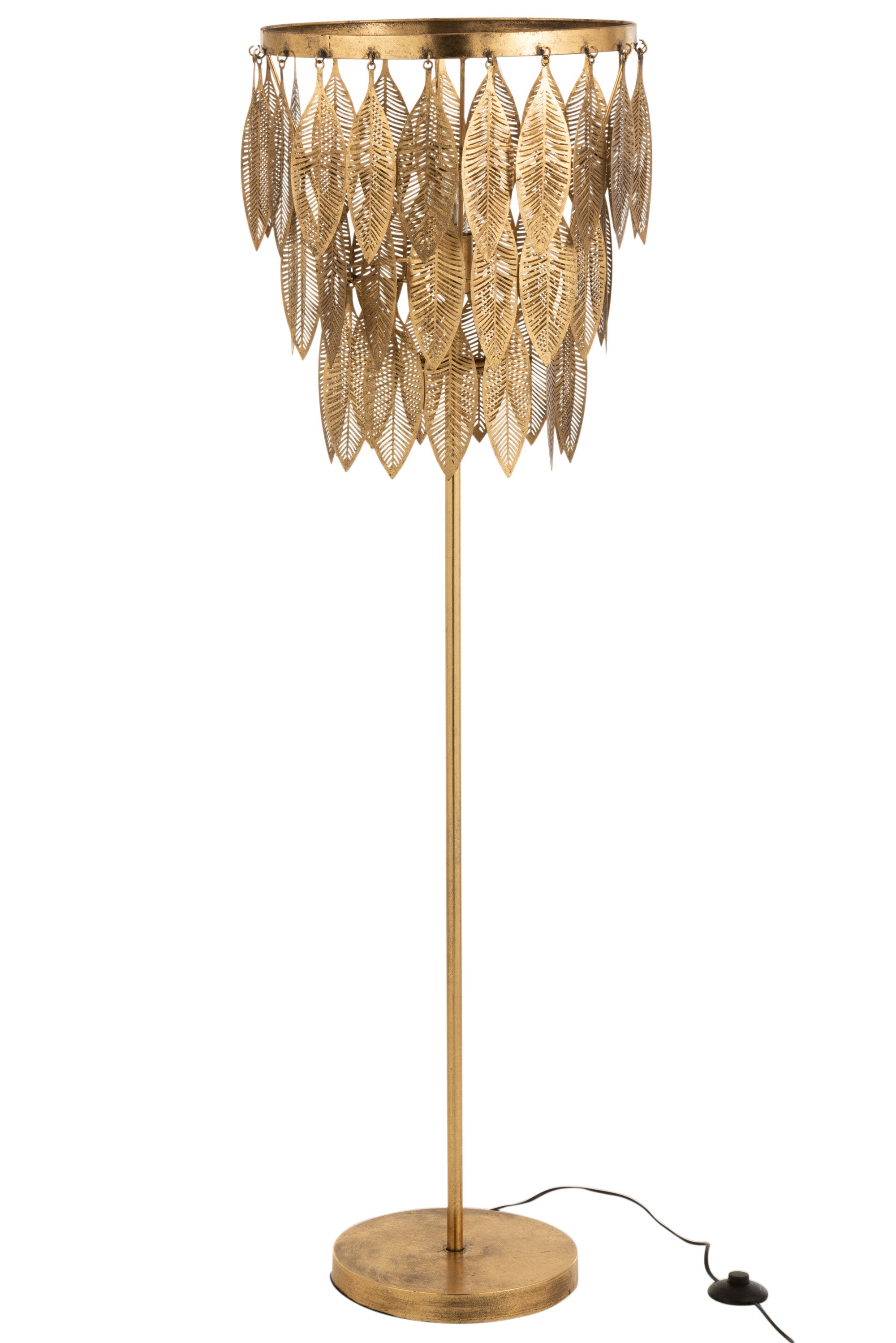 Goldfarbene Stehlampe mit einem runden Sockel mit einem langen Metallstiel, darauf ein Lampenschirm aus drei, von unten nach oben größer werdenden Metallringen, an denen freischwingend, längliche, filigrane Metallblätter hängen.