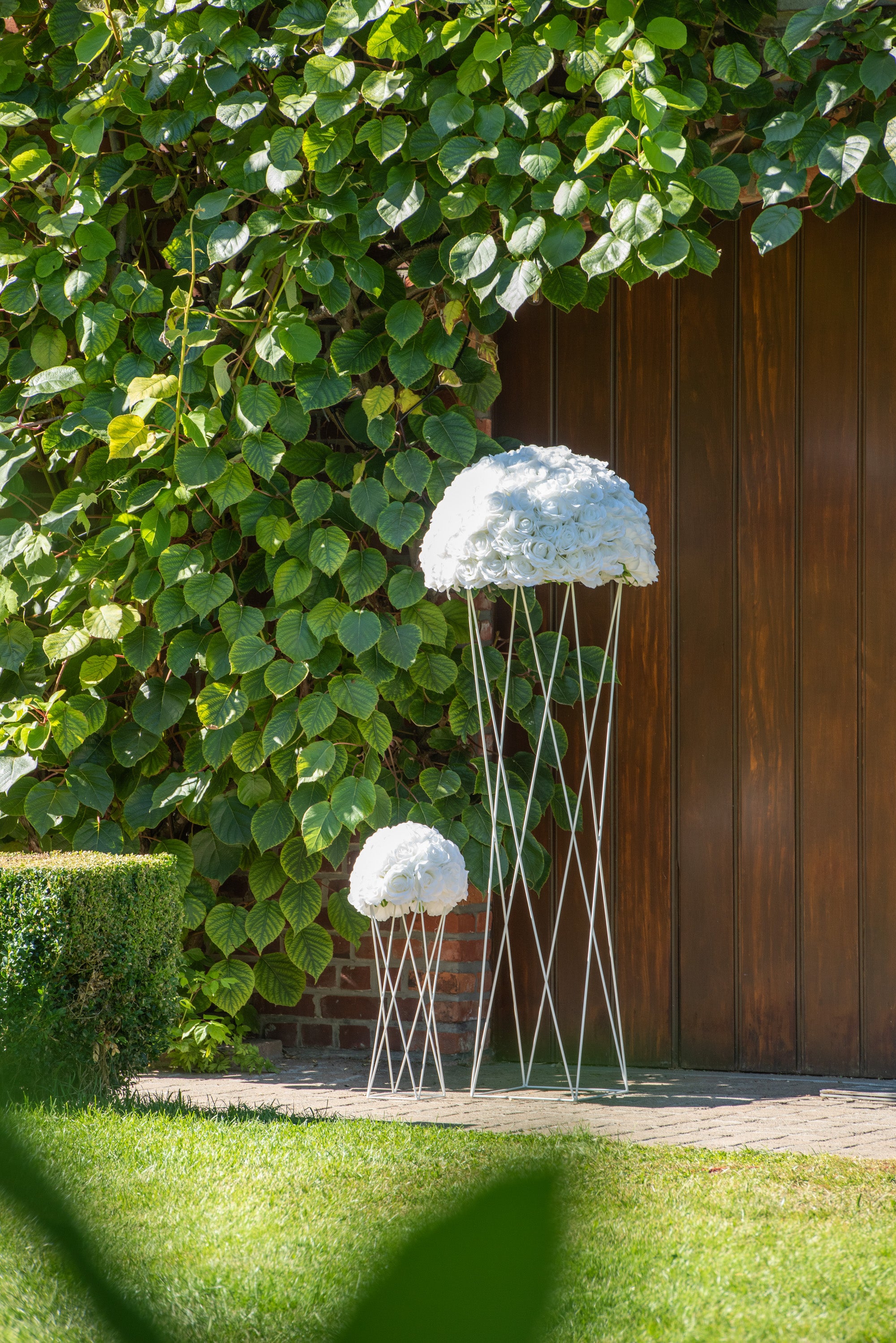 DEKOKUGEL VON BLUMEN HALB ROSE PLASTIK WEISS MEDIUM