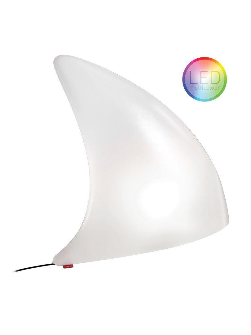 Shark Outdoor LED von Moree; Leuchtobjekt im Design einer Haifischflosse; aus PE seidenmattweiß, transluzent; incl. RGB-Leuchtmittel und Fernbedienung.