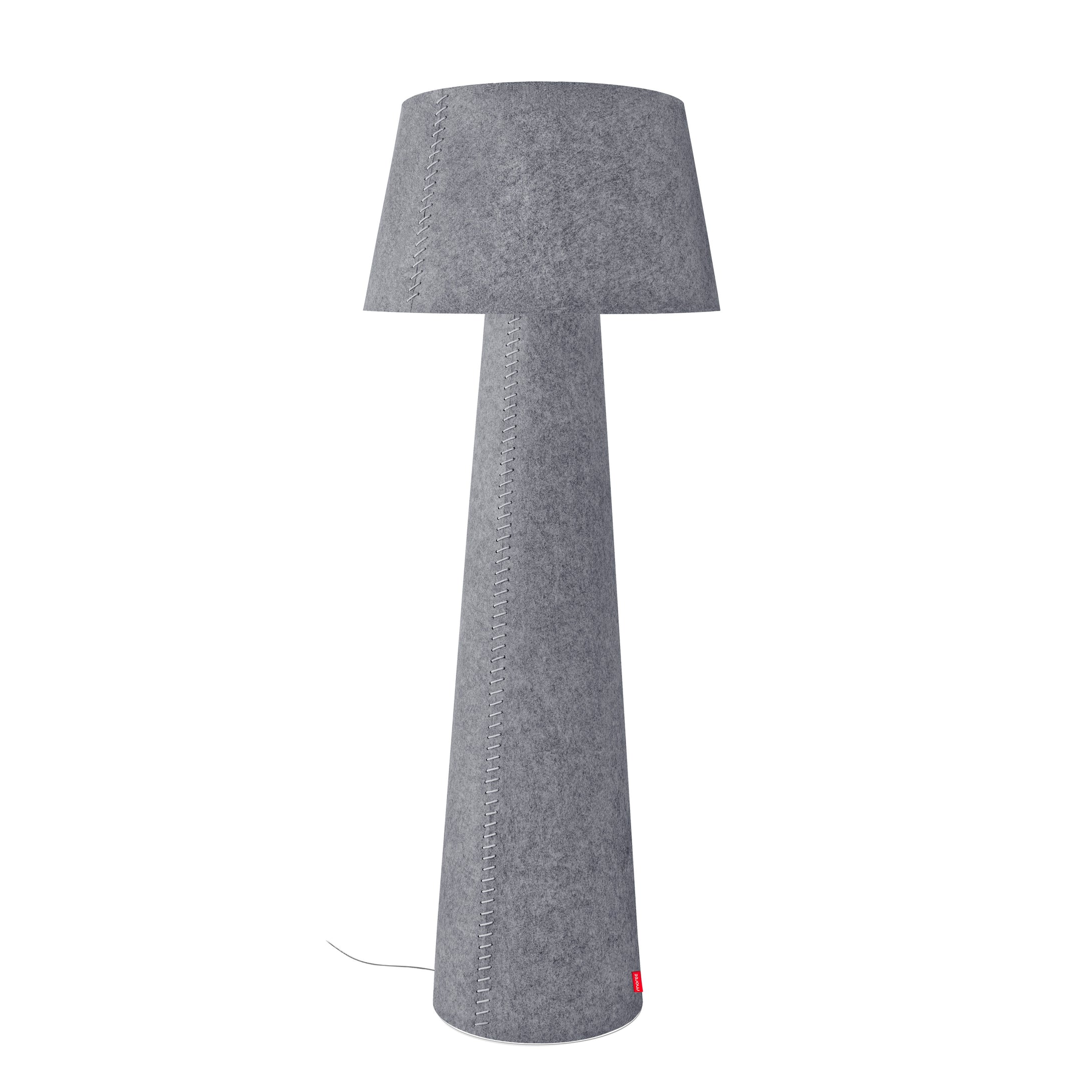 Alice XL, Stehlampe von Moree mit konisch zulaufendem Fuß; die ganze Lampe bespannt mit grauem Filz, der runde Lampenschirm ist schwenkbar.