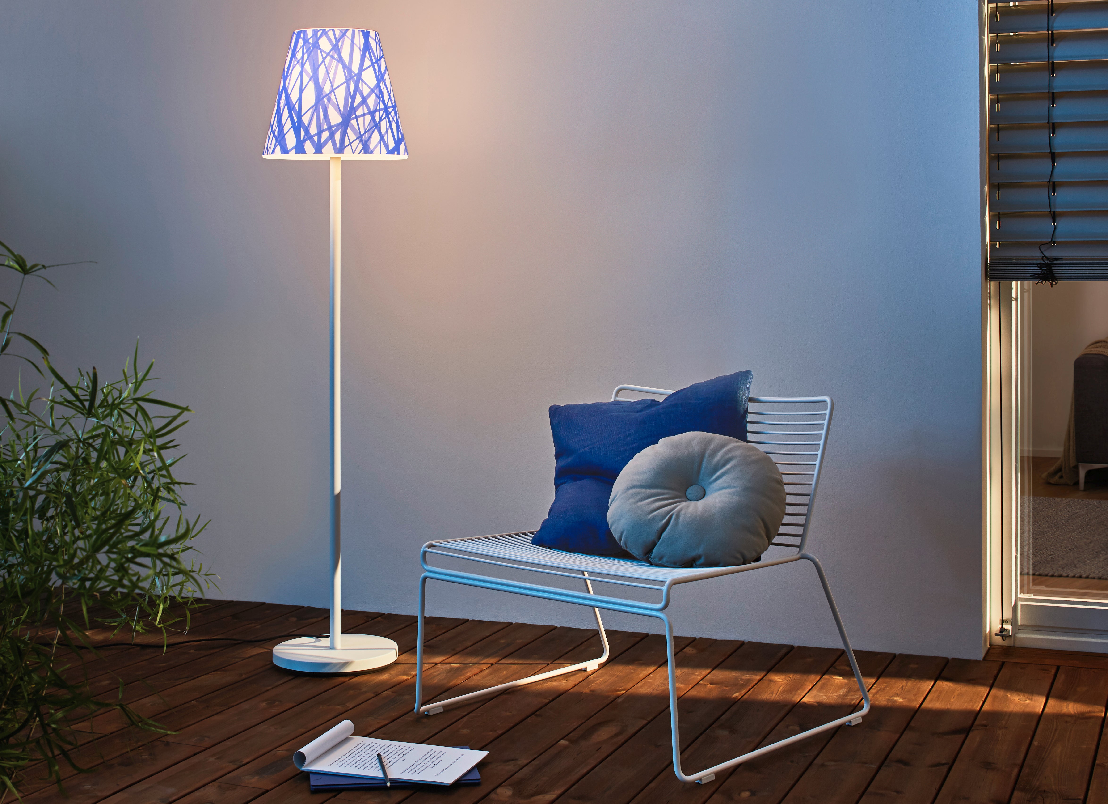 SWAP mit Blue Lines Design-Lampenschirm Stehlampe