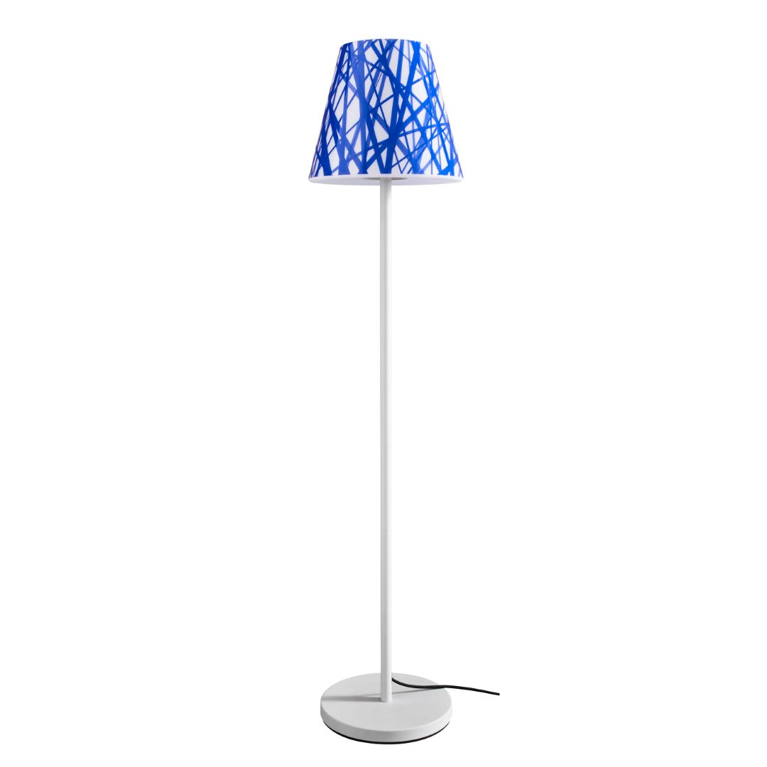 SWAP mit Blue Lines Design-Lampenschirm; Stehlampe von Moree mit einem Rohrgestell und rundem Bodenteller aus Metall/ Mattweiß mit Outdoorbeschichtung; der Lampenschirm ist rund und verjüngt sich nach oben.