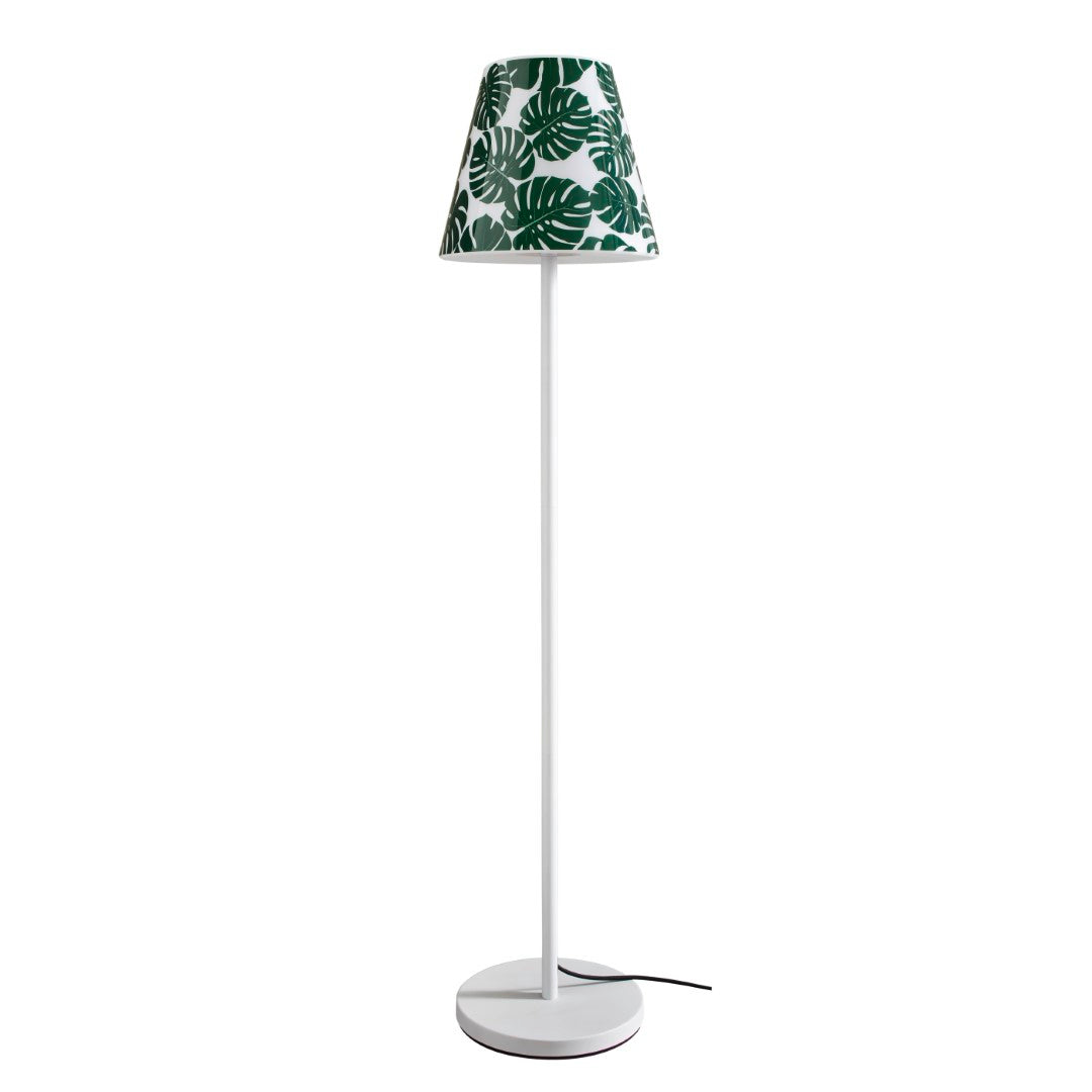 SWAP mit Green Jungle Design-Lampenschirm; Stehlampe von Moree mit einem Rohrgestell und rundem Bodenteller aus Metall/ Mattweiß mit Outdoorbeschichtung; der Lampenschirm ist rund und verjüngt sich nach oben.