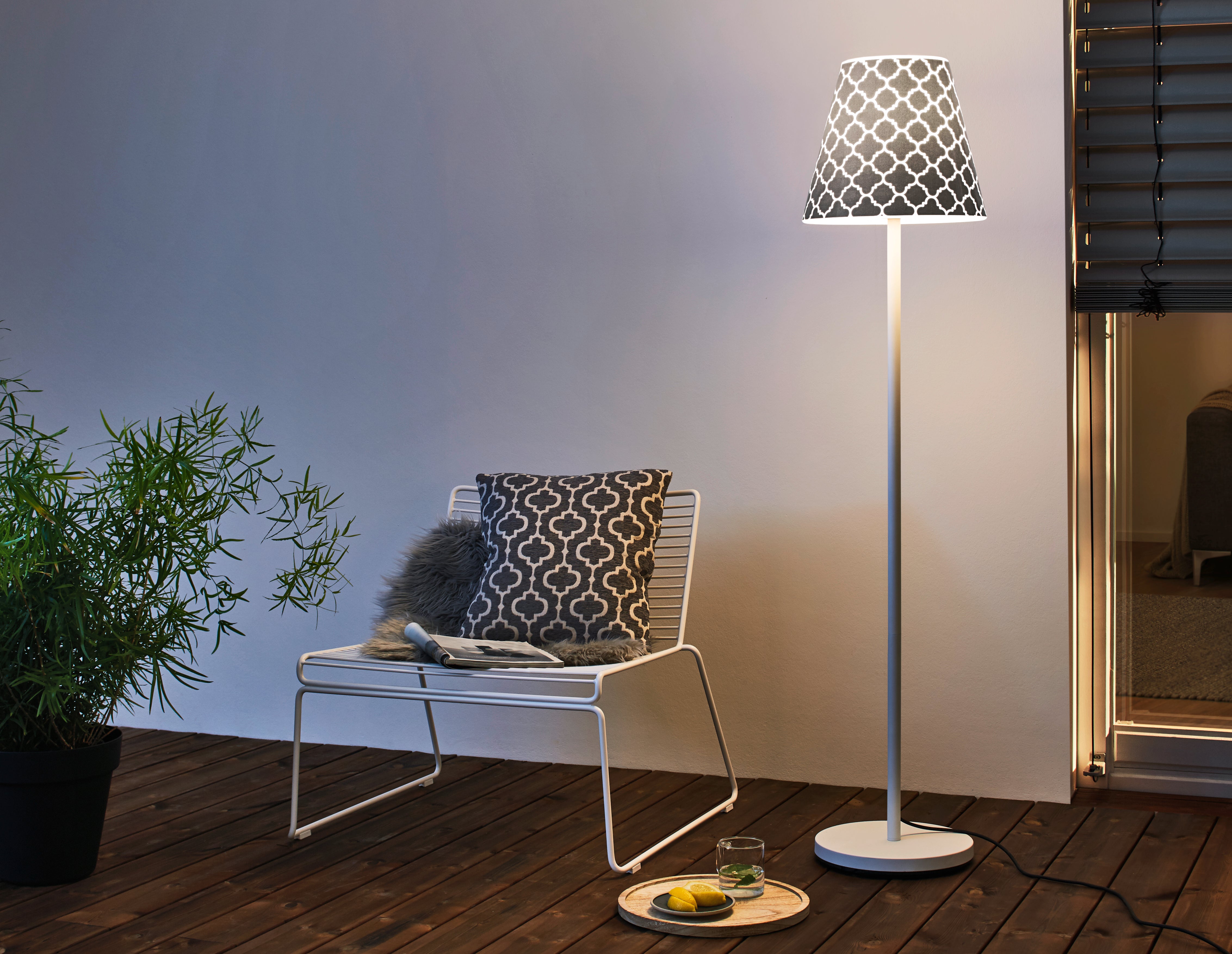 SWAP mit grauem Quatrefoil Design-Lampenschirm Stehlampe