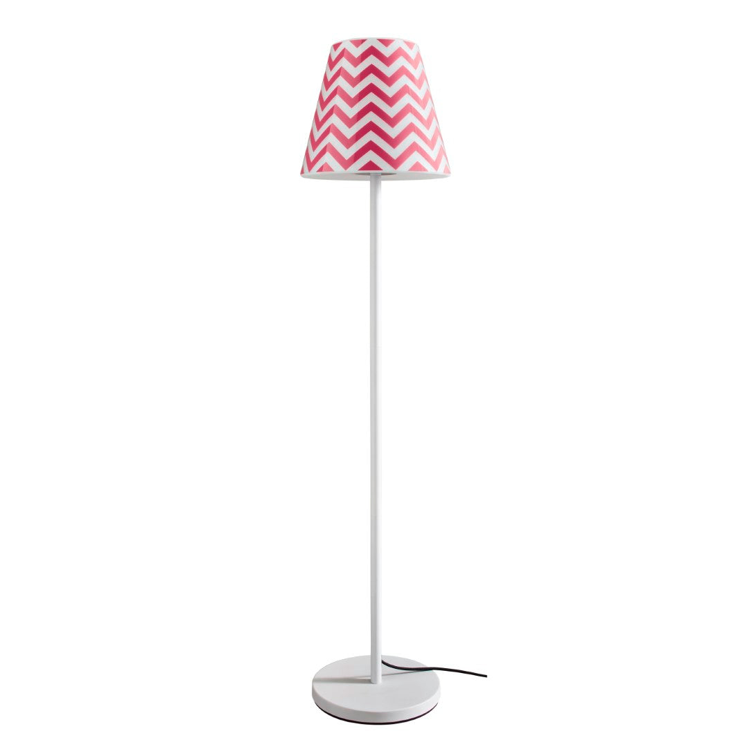 SWAP mit Rose-Pink Chevron Design-Lampenschirm grau; Stehlampe von Moree mit einem Rohrgestell und rundem Bodenteller aus Metall/ Mattweiß mit Outdoorbeschichtung; der Lampenschirm ist rund und verjüngt sich nach oben.