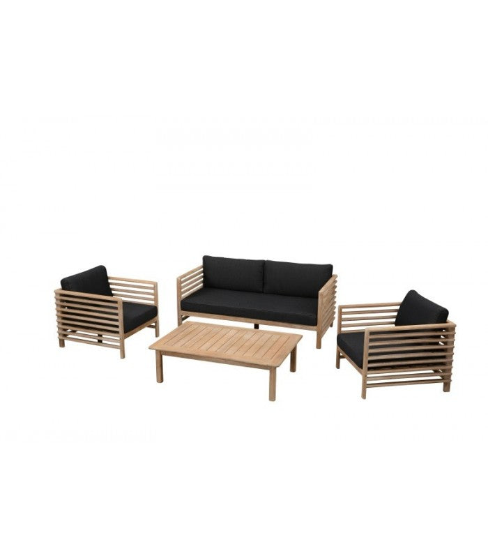Loungegarnitur aus Akazienholz mit geräumigen Sitzflächen; 2-Sitzer Sofa, davor ein rechteckiger Tisch , beidseitig je ein Sessel; diebSitzmöbel mit umlaufender Lehne mit mehreren Querstreben; dicke Sitz,-und Rückenpolster in schwarz.