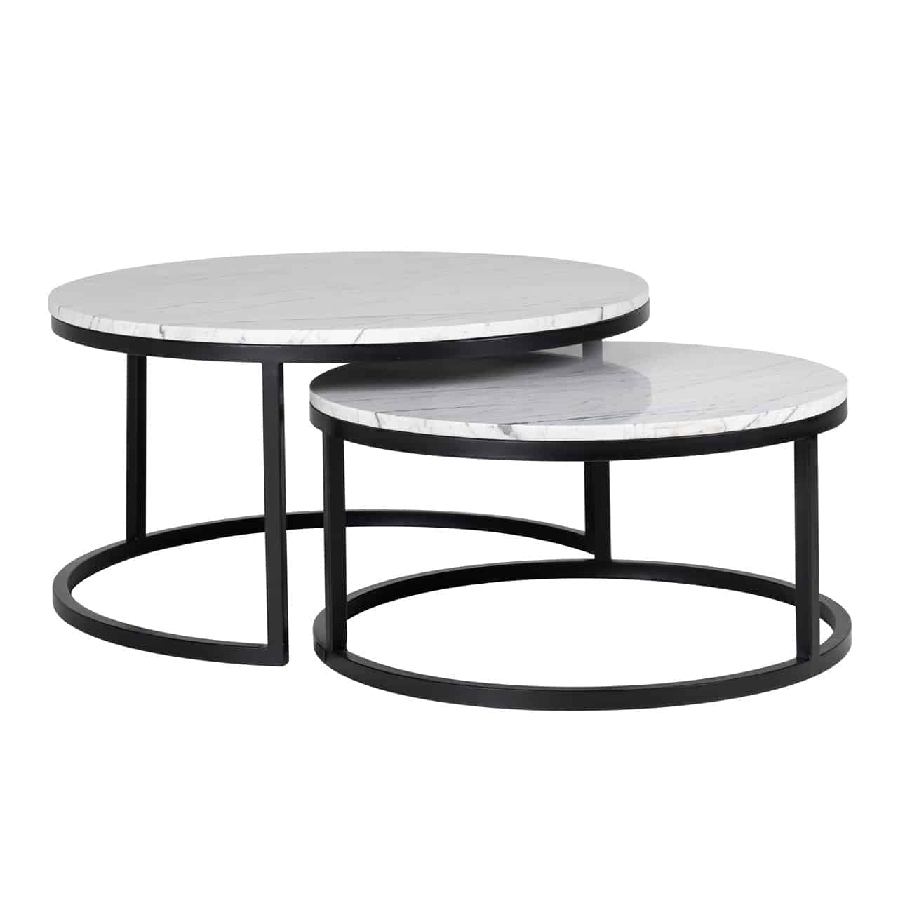Couchtisch Set; zwei runde, schwarze Metallgestelle mit aufgelegter weißer Marmorplatte, ein Gestell einseitig unten offen, beide Tische sind zur Hälfte ineinandergeschoben.
