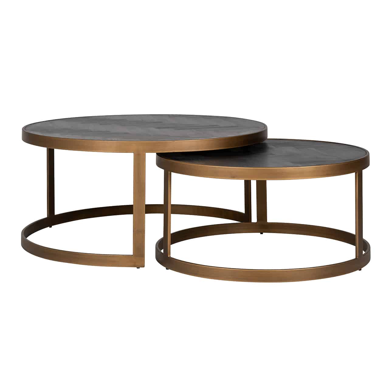 Couchtisch 2er Set; zwei verschieden hohe runde Tische, die zum Teil ineinandergeschoben sind; das Gestell ist jeweils aus breiten, goldene Metallstreben mit einer schwarzen, matt glänzenden  Tischplatte. im Fischgrätmuster.