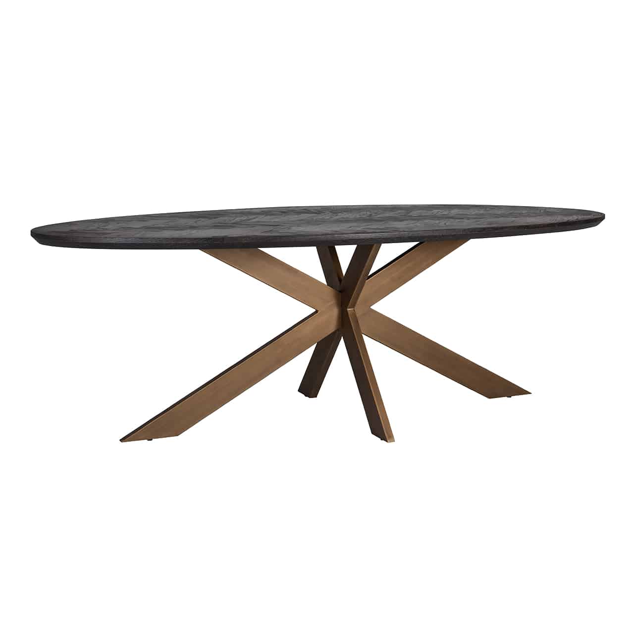 Esstisch, bestehend aus einem Gestell aus sternförmig angeordneten, matt goldenen Metallplanken und einer langen, ovalen Tischplatte aus braun-schwarzem Eichenholz.