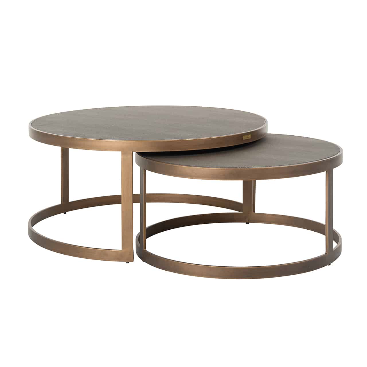 Couchtisch 2er Set; zwei verschieden hohe runde Tische, die zum Teil ineinandergeschoben sind; das Gestell ist jeweils aus breiten, messingfarbenen  Metallstreben gefertigt, mit einer glänzend braunen Tischplatte..