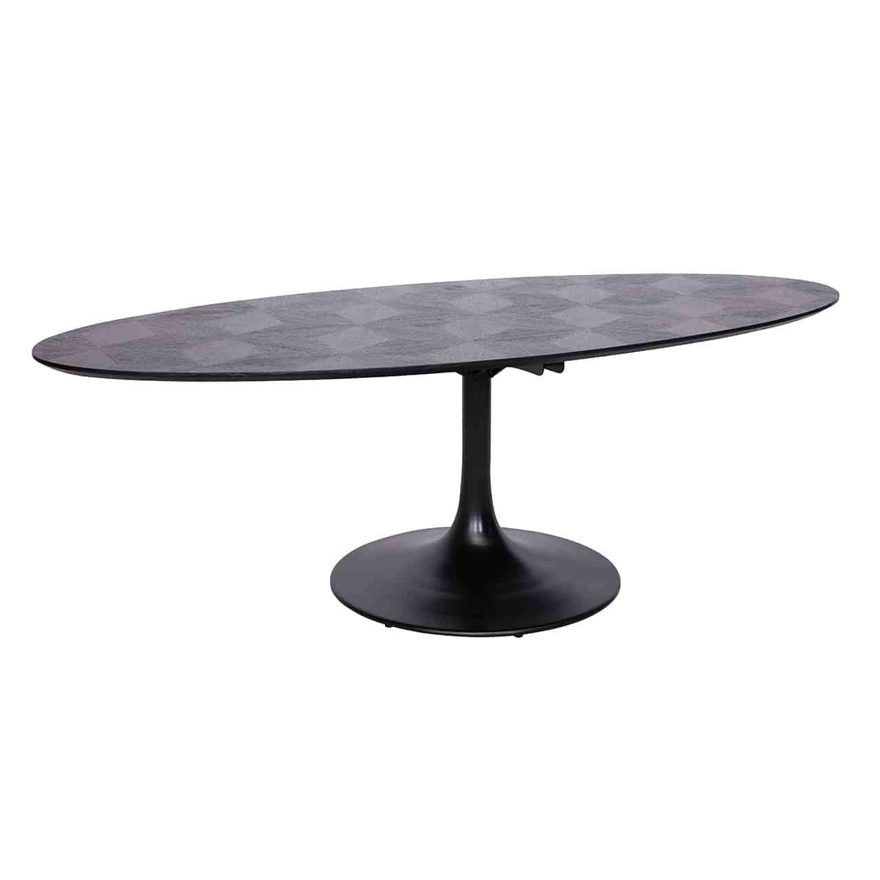 Schwarzer Esstisch mit einem röhrenförmigen Fuß auf einem großen Standteller, darauf eine breite, ovale Holzplatte mit Rautenmuster.