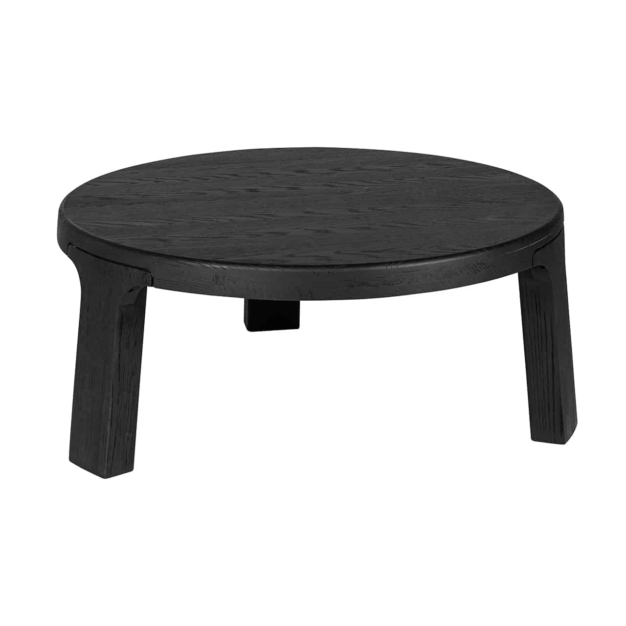 Niedriger runder Couchtisch in schwarz; auf drei rechteckigen  kompakten, leicht nach außen stehenden Beinen eine dicke runde Tischplatte.