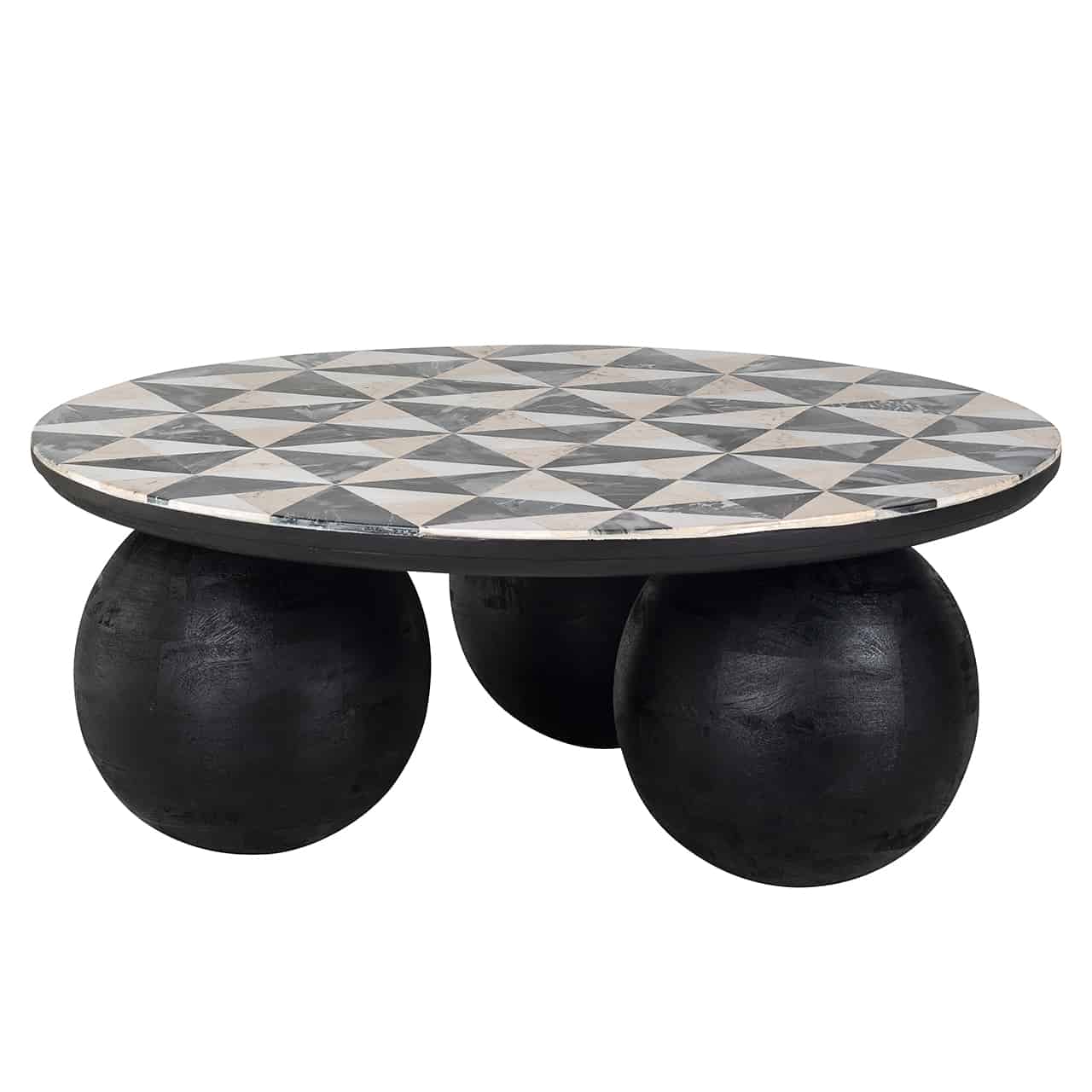 Runder Couchtisch mit Beinen aus drei großen schwarzen Kugeln, darauf eine runde Platte symetrisch besetzt mit schwarzen, weißen und rosa Dreicken. 