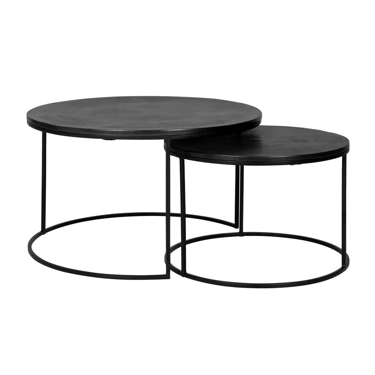 Couchtisch 2er Set; zwei verschieden hohe runde Tische, die zum Teil ineinandergeschoben sind; das Gestell ist jeweils aus schwarzem Metall gefertigt, mit einer ebenfalls schwarzen Tischplatte..