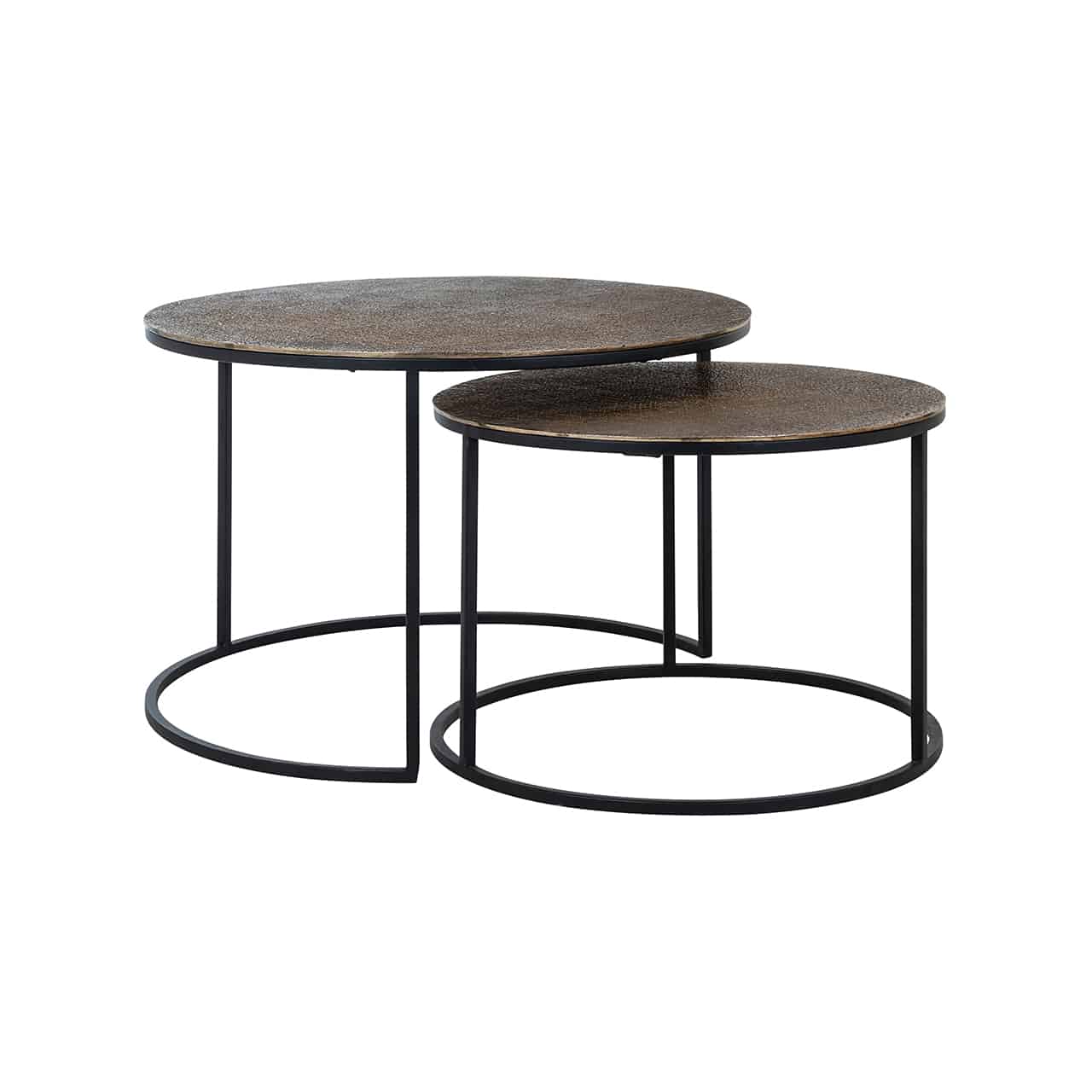 Couchtisch 2er Set;  zwei verschieden hohe runde Tische  mit einem Gestell aus schwarzem Metall und einer matt goldenen Tischplatte, die zum Teil ineinandergeschoben sind.