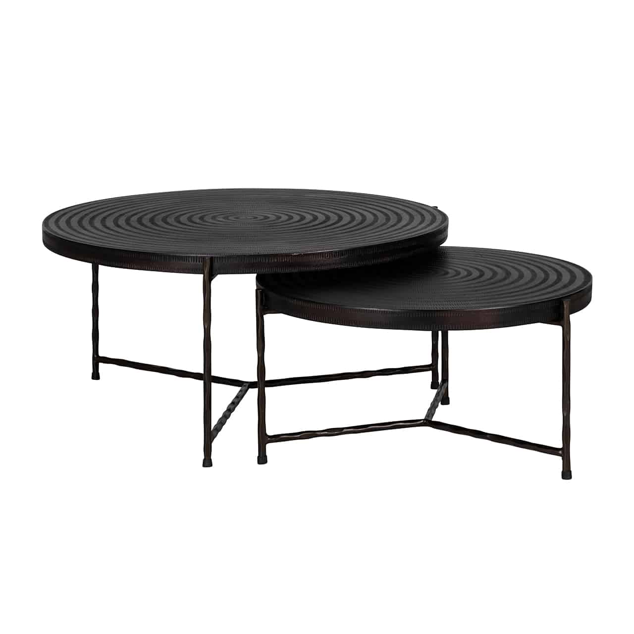 Zwei verschieden große, runde Couchtische jeweils auf drei Beinen, durch Y-förmige Metallstreben stabilisiert, die Tische sind zum Teil ineinandergeschoben; die schwarzen Tischplatten aus Aluminium sind mit ringförmigen Prägungen versehen.