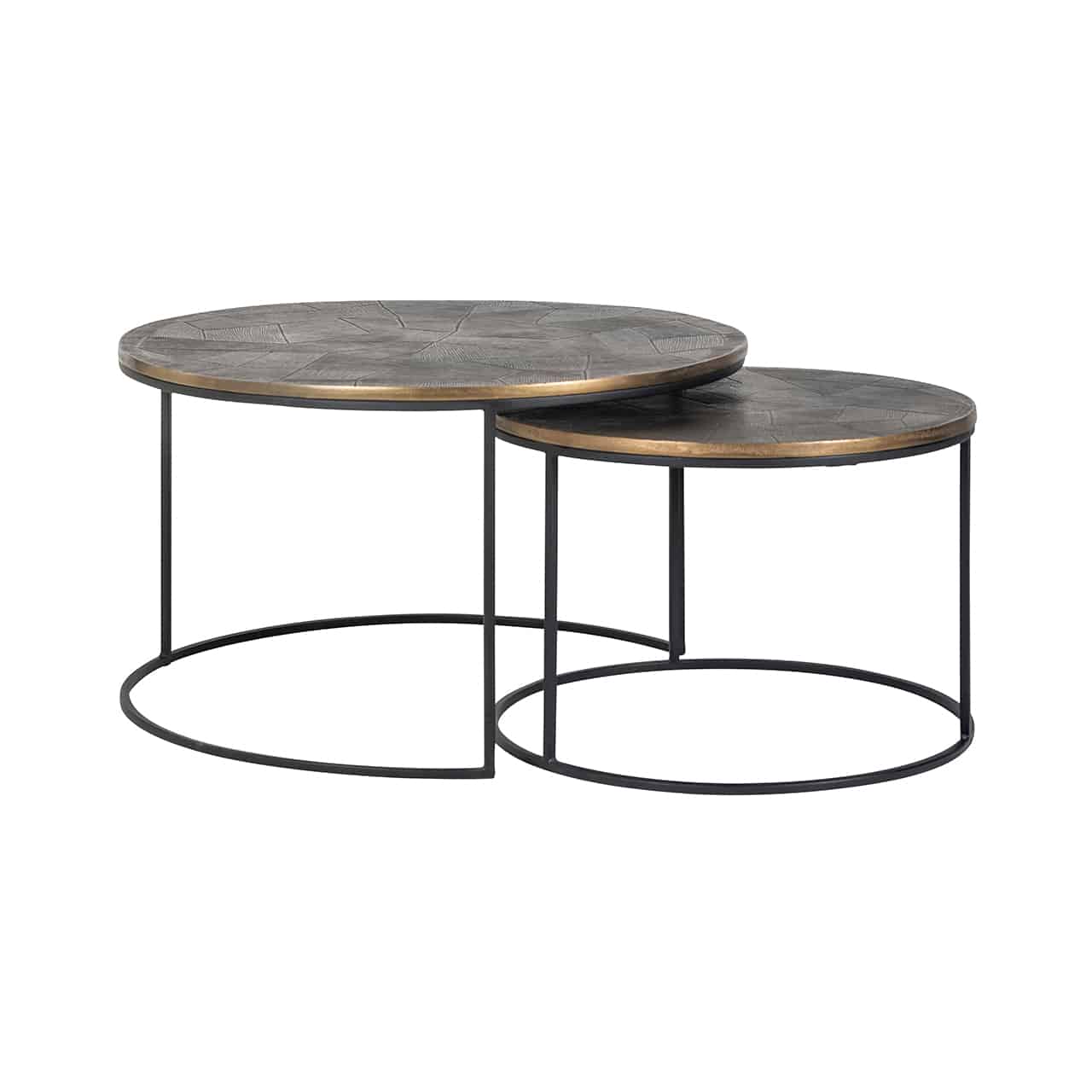Couchtisch 2er Set; zwei verschieden hohe runde Tische, die zum Teil ineinandergeschoben sind; das Gestell ist aus schwarzem Metall, die golden, matt glänzende Tischplatte, aus gebürstetem Aluminium.