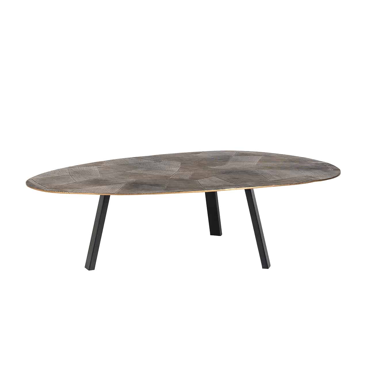 Großer Couchtisch auf rechteckigen, leicht nach außen gestellten Beinen;  die dünne, nierenförmige Tischplatte ist  aus gebürstetem matt goldenem Aluminium.