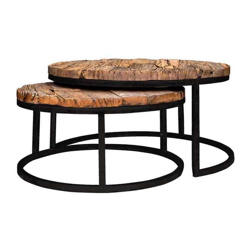 Couchtisch Set; zwei runde, schwarze Metallgestelle mit aufgelegter naturbelassener Holzplatten, ein Gestell einseitig unten offen, beide Tische sind zur Hälfte ineinandergeschoben.
