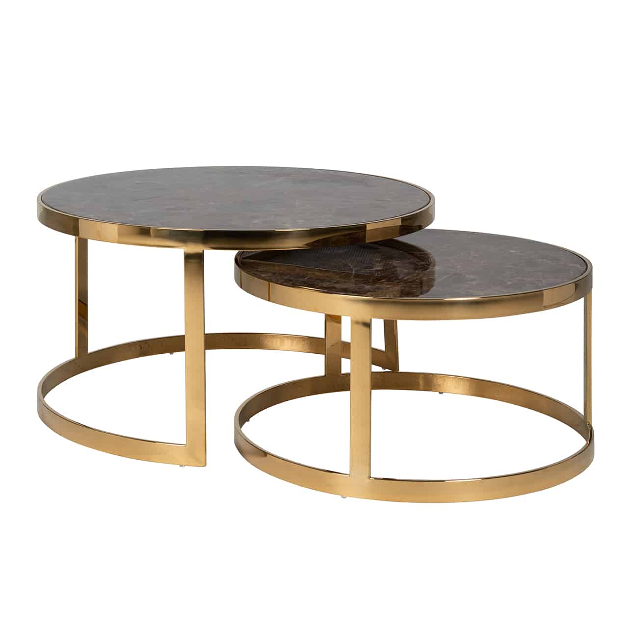 Couchtisch 2er Set; zwei verschieden hohe runde Tische, die zum Teil ineinandergeschoben sind; das Gestell ist jeweils aus breiten, goldenen Metallstreben gefertigt, mit einer glänzenden braun marmorierten Tischplatte.