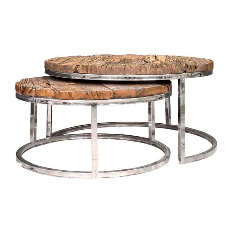 Couchtisch Set; zwei runde, silberne Metallgestelle mit aufgelegter naturbelassener Holzplatten, ein Gestell einseitig unten offen, beide Tische sind zur Hälfte ineinandergeschoben.