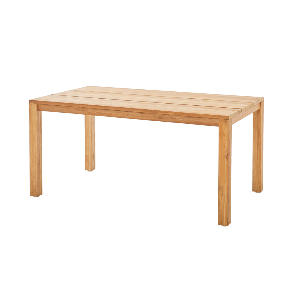 Moderner, rechteckiger Tisch aus recyceltem, altem Teakholz. Tischplatte in 25 mm Stärke und drei breiten Planken. Beine mit Schraubfüßen für Niveauregulierung.