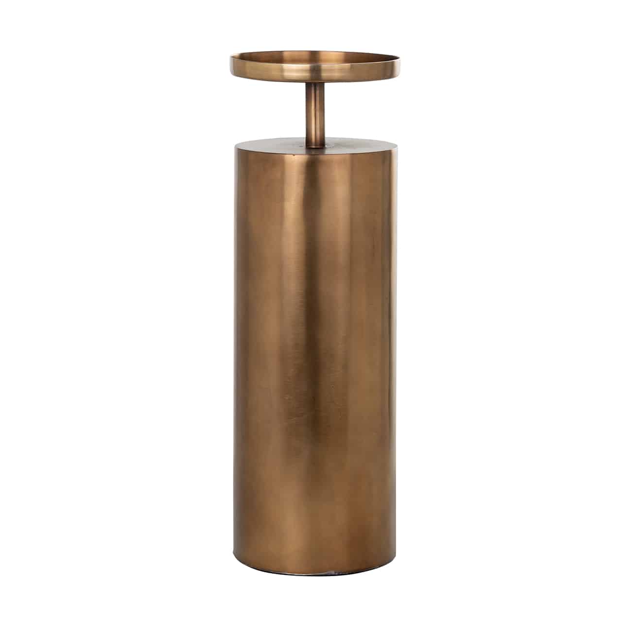 Kerzenständer Divon Large von Richmond; hoher, goldener Zylinder auf dem ein Stift mit einem Kerzenteller angebracht ist. 