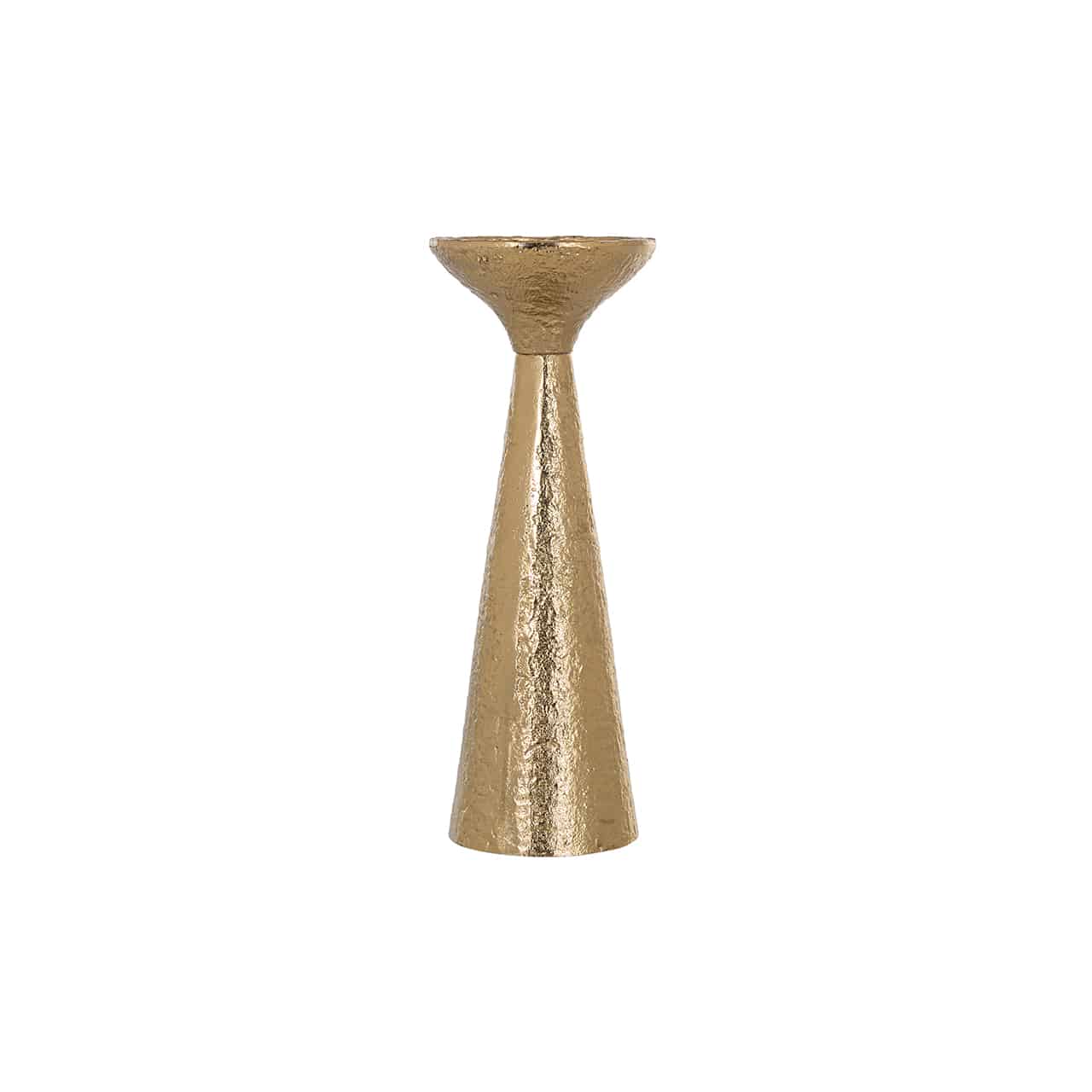 Kerzenständer Feliz klein von Richmond im Design eines, Kegels aus gehämmertem Gold auf dem ein kurzer trichterförmiger Kerzenteller sitzt.