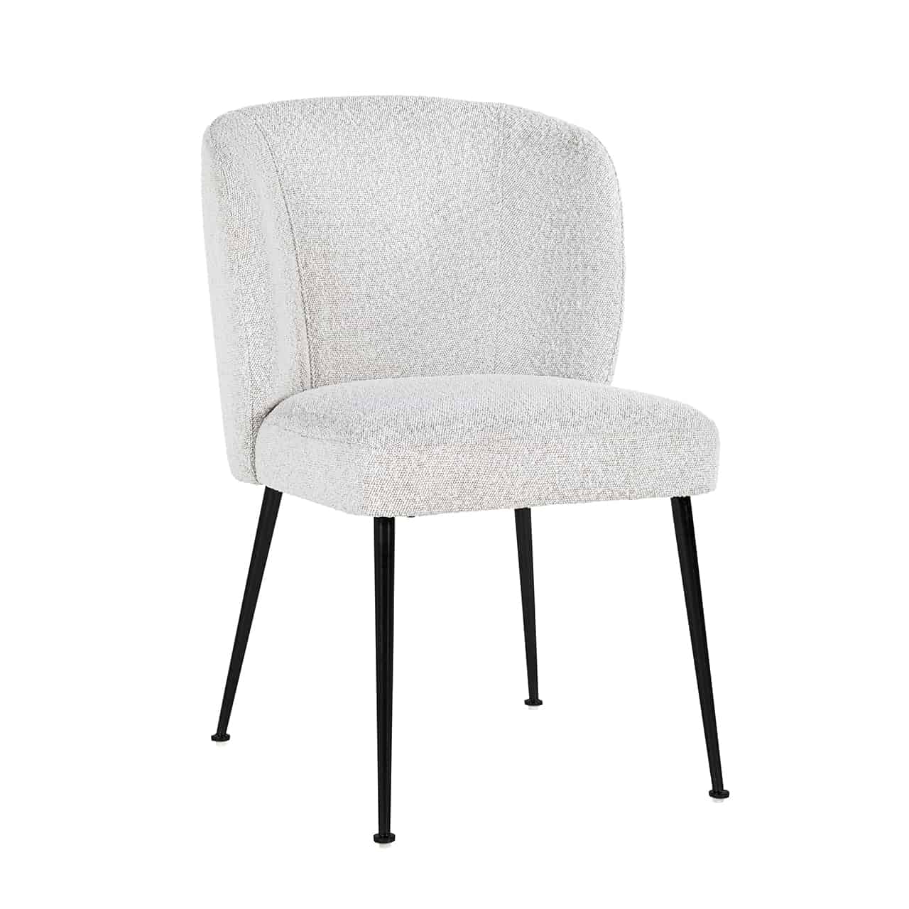 Vollpolsterstuhl bezogen mit weißem Bouclé; vier, dünne, schräg nach außen stehende schwarze Stuhlbeine, darauf eine dickgepolsterte Sitzfläche mit einer leicht gebogenen Lehne.