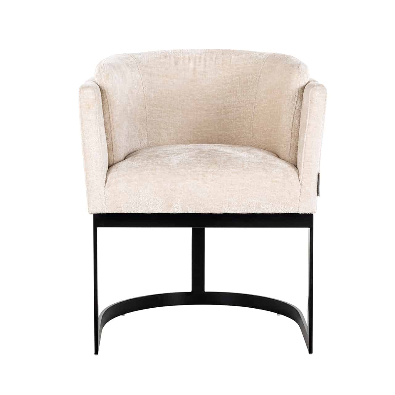 Vollpolsterstuhl mit einem Bezug aus weißem Chenille; auf einem runden, vorne offenen Gestell aus breiten, schwarzen Stahlstreben ist eine dick gepolsterte Sitzschale mit umlaufender Lehne angebracht. 