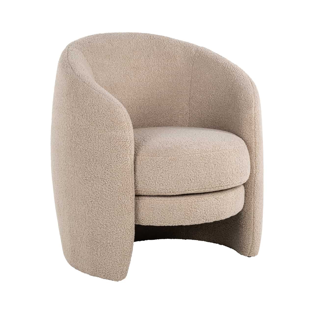 Moderner Sessel mit flauschigem, sandfarbenem Bezug; das runde Sitzpolster ist  von einer halbrunden gepolsterten Schale eingefasst.