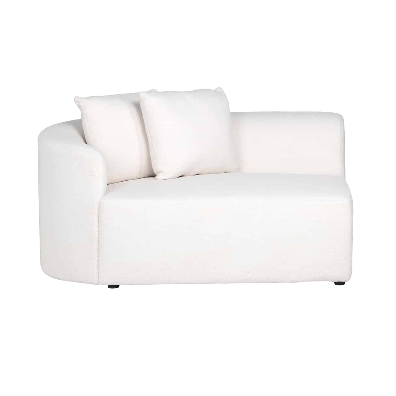 Eckmodul Arm links mit umlaufender, niedriger Lehne für eine weiße Couch, das Polster geht bis zum Boden; darauf zwei quadratische Kissen.