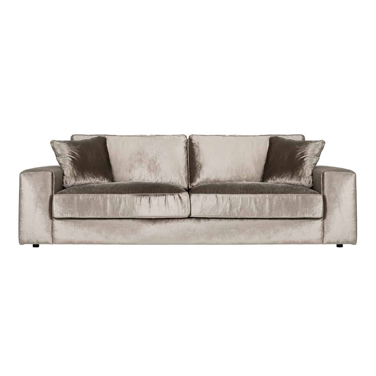 Modernes Sofa mit khakifarbenem, glänzenden Bezug; gerade, niedrige Armlehnen; zwei dicke Sitz,- und Rückenpolster, zwei quadratische Kissen in den Ecken.
