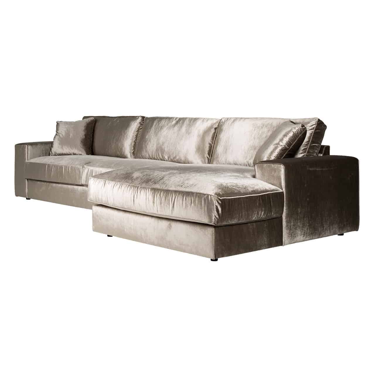 Moderne Sofa Lounge mit khakifarbenem, glänzenden Bezug; gerade, niedrige Armlehnen; zwei dicke Sitz,- und Rückenpolster, zwei quadratische Kissen in den Ecken, rechts eine breite Ottomane als Verlängerung.