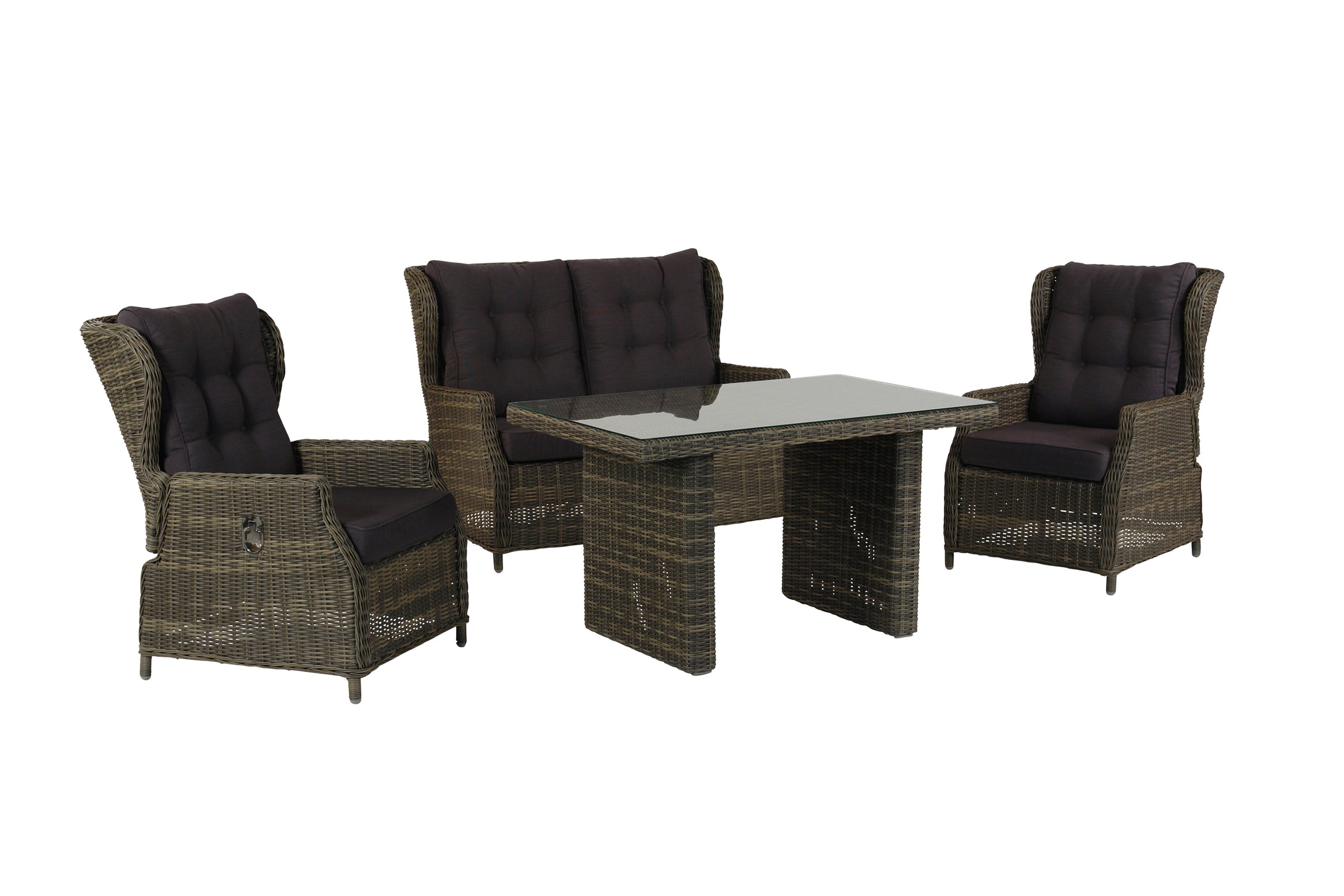 Dining Gruppe aus Polyrattan dark olive; 2-Sitzer Sofa, davor ein rechteckiger Tisch mit einem Gestell aus Polyrattan (zwei flächige Tischbeine) und aufliegender Glasplatte; beidseitig je ein Sessel; die Sitzmöbel im Design eines Ohrensessels, dicke, anthrazitfarbene Polster mit Steppung.
