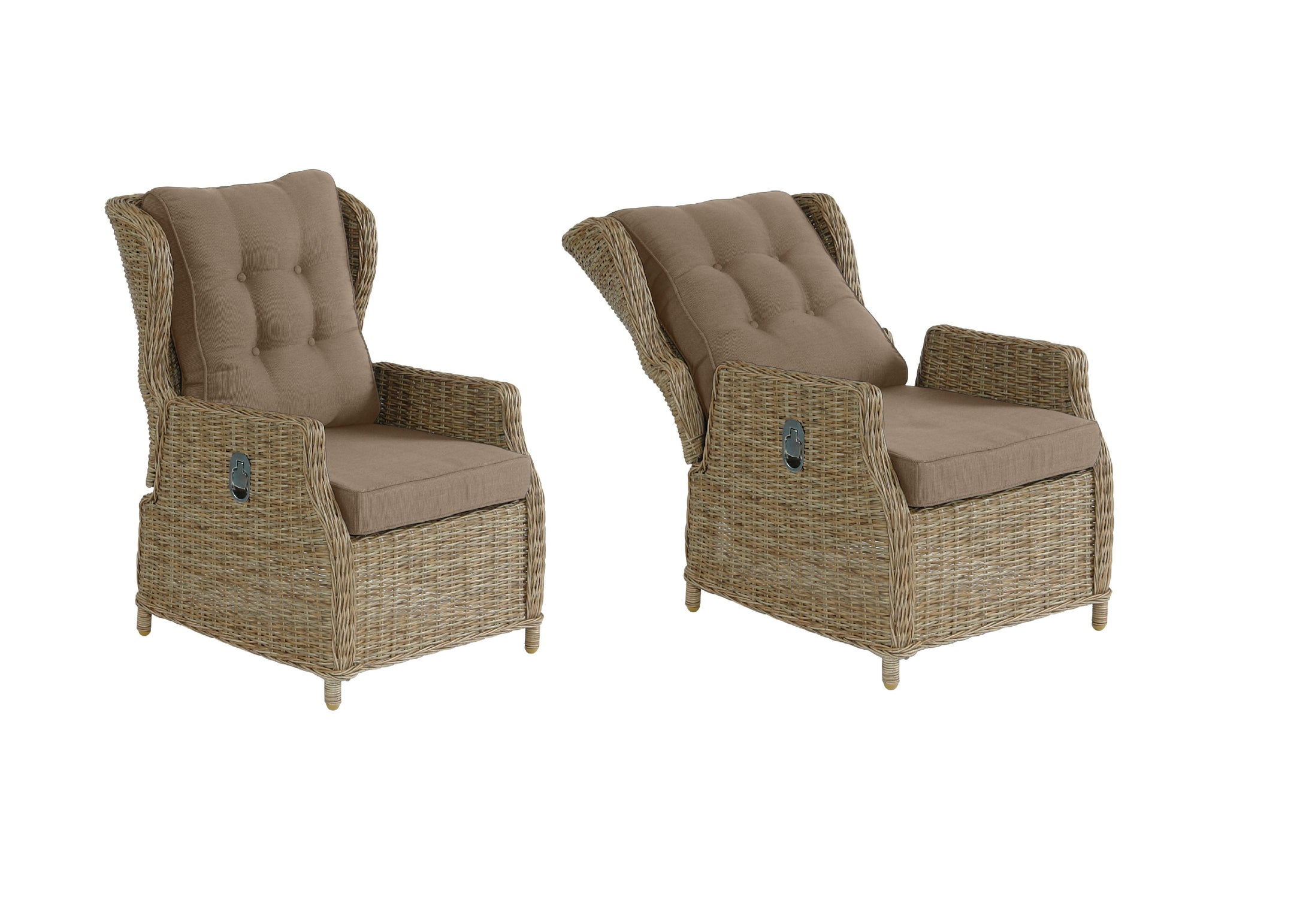 Gartensessel aus naturfarbenem Polyrattan im Design eines Ohrensessels mit dicken, sandfarbenen Polstern; das Rückenpolster mit Steppung; Rücklehne verstellbar.