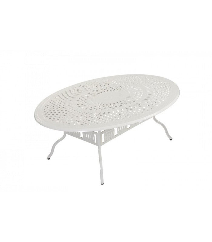 Nostalgischer Gartentisch, oval, aus weißem Aluguss mit vier geschwungenen Beinen, stabilisiert durch ein breites Band mit Ornamenten; die ovale Tischfläche ebenfalls mit durchbrochenem Muster.