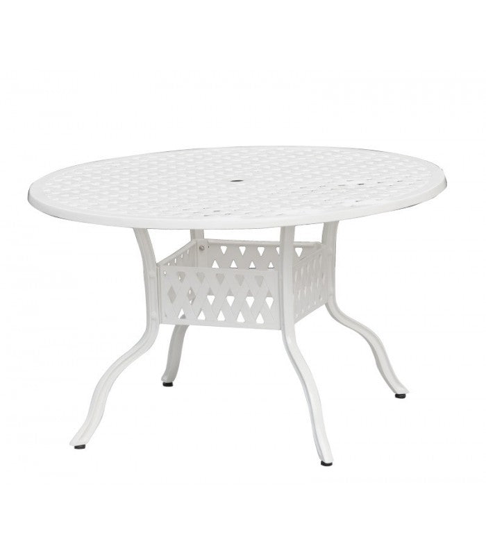 Runder Gartentisch aus weißem Aluminium mit vier geschwungenen Beinen, stabilisiert durch ein breites Band  mit x-förmigem Ornament; die Tischfläche ebenfalls mit gitterartigem Ornament, mittig mit einem Loch für einen Sonnenschirm.